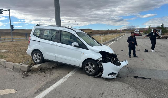Çorum'da otomobil ile hafif ticari araç çarpıştı, 3 kişi yaralandı