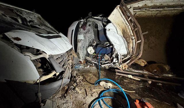 Diyarbakır'da iki kamyonetin çarpıştığı kazada, 2 kişi öldü, 1 kişi yaralandı