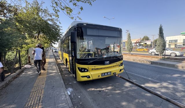 Diyarbakır'da yolcu minibüsünün belediye otobüsüne çarpması sonucu 25 kişi hafif yaralandı