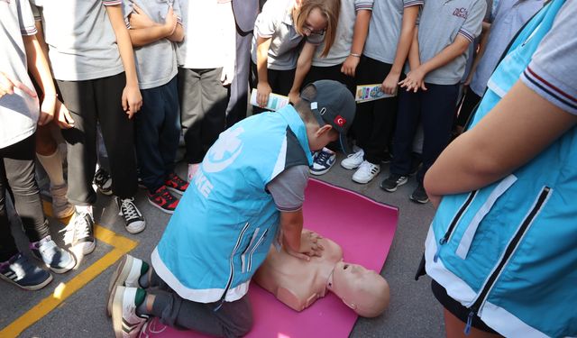 Edirne'de 'sağlık elçisi' ilkokul öğrencileri, arkadaşlarına kalp masajını ve Heimlich manevrasını öğretti