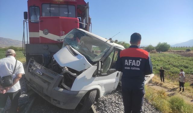 Elazığ'da trenin hemzemin geçitte çarptığı kamyonetin sürücüsü yaralandı