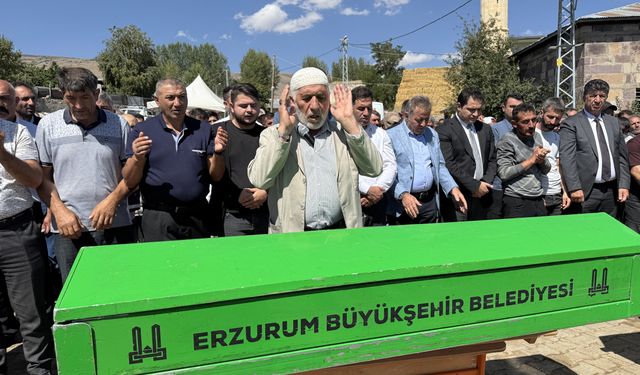 Erzurum'da evin damının çökmesi sonucu ölen anne ve 2 çocuğu defnedildi