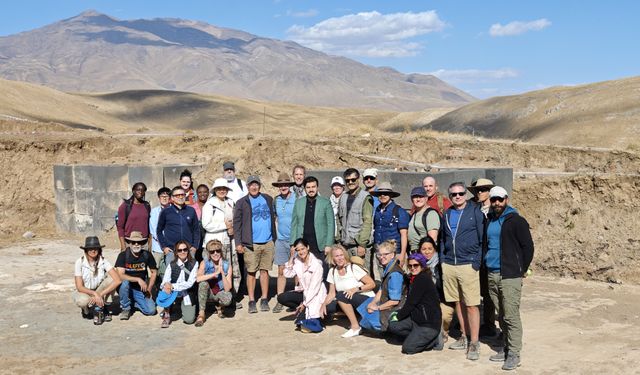 Farklı ülkelerden ziyaretçiler, Bitlis'teki Kef Kalesi'ni gezdi