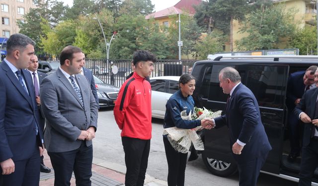 Gençlik ve Spor Bakanı Bak, Muş'ta partililerle buluştu: