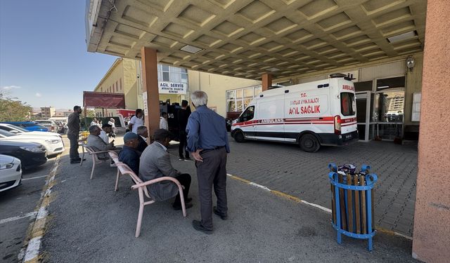 Hakkari'de kepçe ile kamyon arasında sıkışan operatör öldü