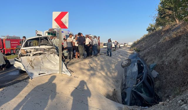 Hatay'da iki otomobilin çarpıştığı kazada 4 kişi yaralandı