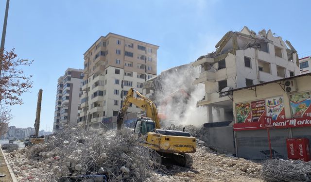 Kahramanmaraş'ta ağır hasarlı binaların yıkımı sürüyor