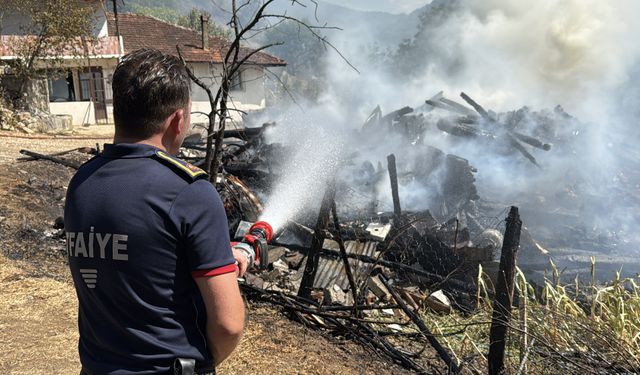 Karabük'te evde çıkıp ormana sıçrayan yangın kontrol altına alındı