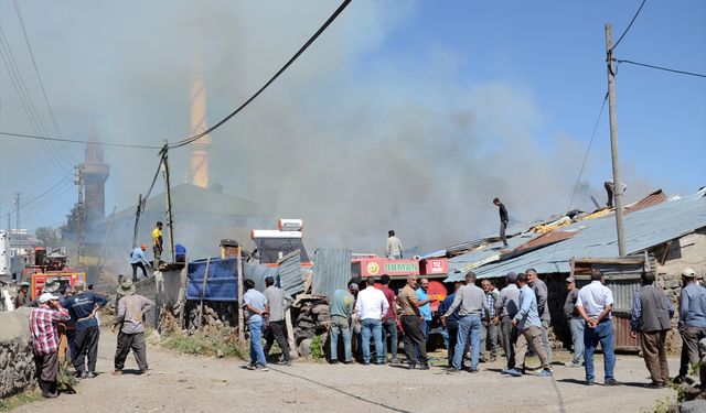 Kars'ta çıkan yangında 2 ev ile 2 samanlık kullanılamaz hale geldi
