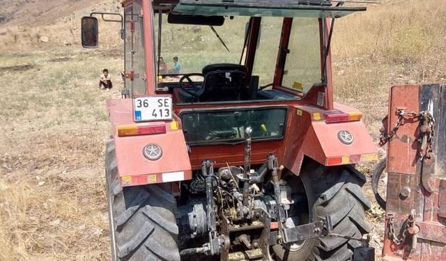 Kars'ta seyir halindeki traktörden düşen çocuk öldü