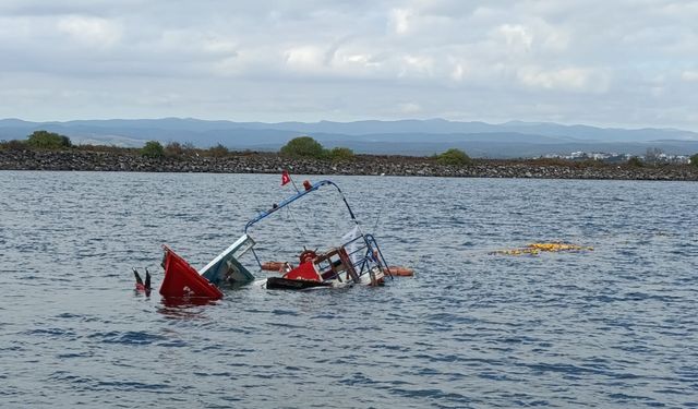 Kırklareli'nin İğneada açıklarında tekneleri su alan 3 balıkçı kurtarıldı