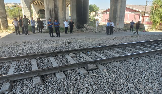 Malatya'da yük treninin çarptığı otomobil sürücüsü ağır yaralandı