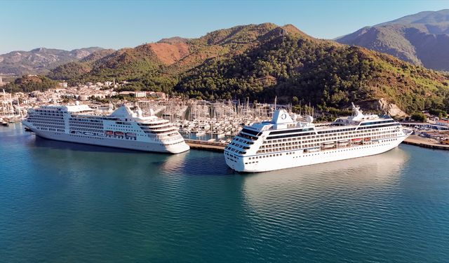 Marmaris'e iki kruvaziyerle 1203 turist geldi