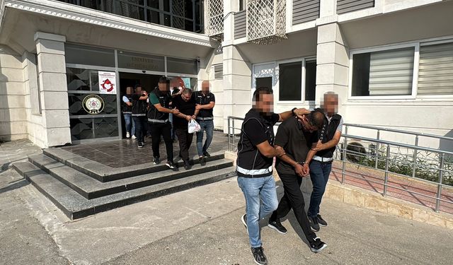 Mersin'de 3 milyon 542 bin uyuşturucu hap bulunan operasyonlara ilişkin 8 zanlı adliyede