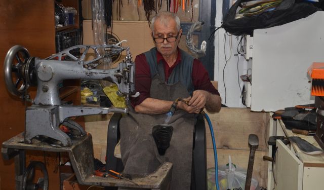 Muşlu 'Fikret Usta' 45 yıldır ayakkabı tamir ediyor