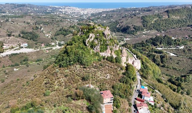Ordu'daki 2 bin 500 yıllık Ünye Kalesi bölge turizmine katkı sunuyor