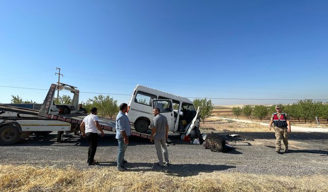 Şanlıurfa'da işçi minibüsü ile otomobilin çarpıştığı kazada 15 kişi yaralandı