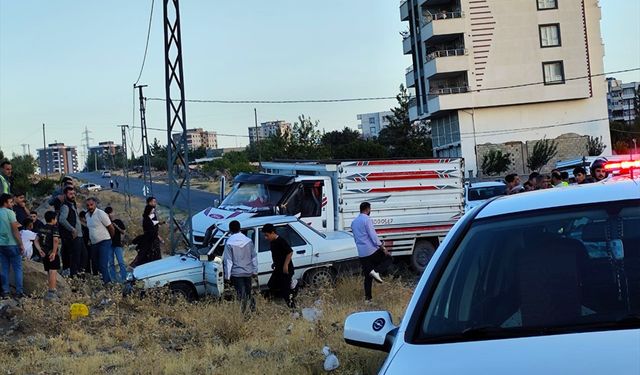 Şanlıurfa'da otomobille kamyonetin çarpıştığı kazada 3 kişi yaralandı