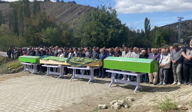 Sivas'ta trafik kazasında ölen 4 kişinin cenazesi toprağa verildi