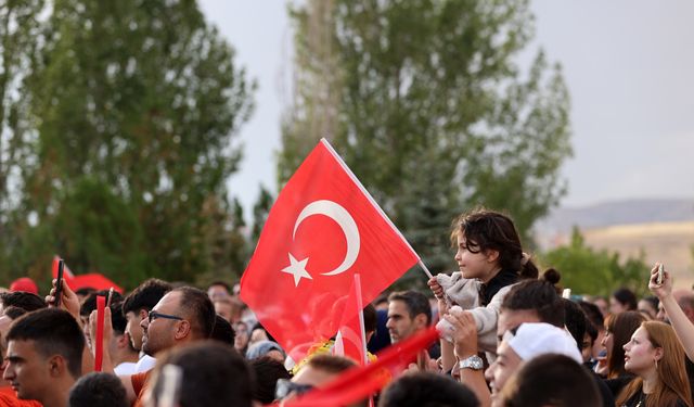 SOLOTÜRK, Sivas Kongresi'nin 106. yıl dönümünde gösteri uçuşu gerçekleştirdi