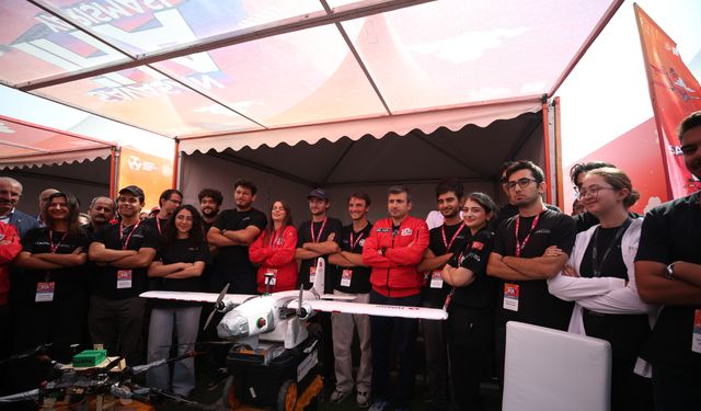 TEKNOFEST Yönetim Kurulu Başkanı Bayraktar Savaşan İHA Yarışması'nda gençlerle buluştu: