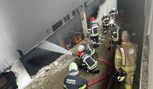 Trabzon'da alışveriş merkezinde çıkan yangına müdahale ediliyor