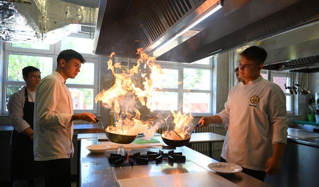 Uluslararası yarışmada madalya kazanan aşçı adaylarının hedefi dünya mutfağını tanımak