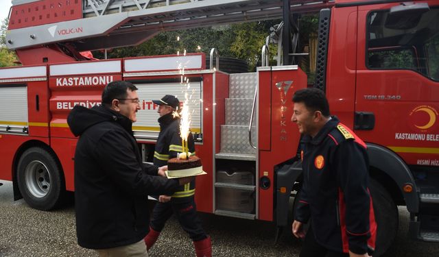 Yangın ihbarına giden itfaiye ekiplerine sanayi çalışanlarından sürpriz kutlama