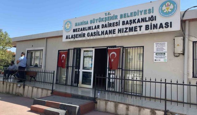 Alaşehir’de evinin bahçesinde ağaç kesmeye çalışan adam feci şekilde can verdi