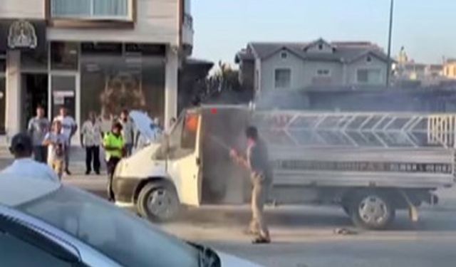 Alevlere teslim olan kamyonetteki yangına kolayla müdahale ettiler