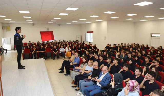 Astronot Atasever, öğrencilere deneyimlerinden bahsetti