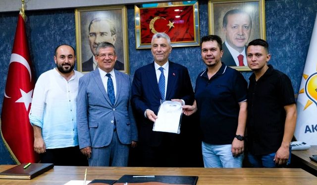 Bakan Bolat’a tescilli Buldan bezinden üretilen gömlek hediye edildi