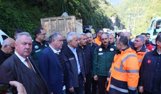 Bakanlar Abdulkadir Uraloğlu ve Aşkın Osman Bak Ayder Yaylası yolunda incelemelerde bulundu