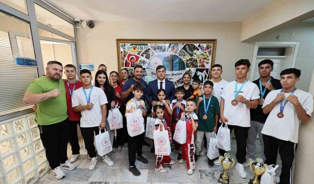 Başarılı kick boks sporcuları ödüllendirildi