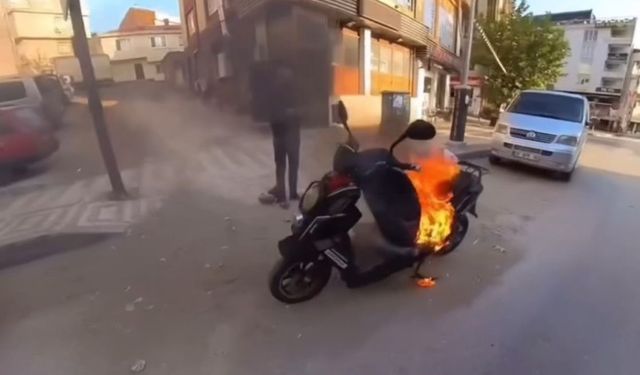 Bursa’da motosiklet alev topuna döndü, vatandaş vileda kovasıyla müdahale etti