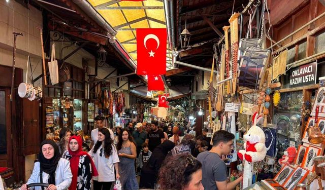 Çekiç seslerinin hiç susmadığı Gaziantep’teki Bakırcılar Çarşısı turistlerin gözdesi