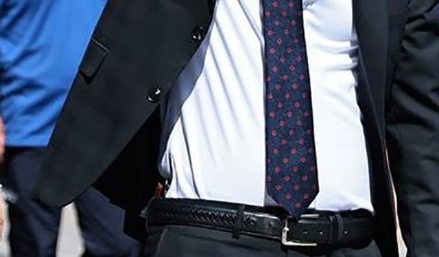 CHP’li belediye başkanı kutlamalara belinde silahla katıldı