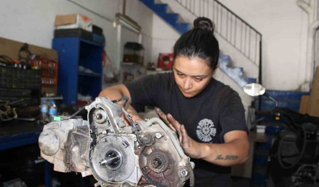 Çırak bulamayan eşine destek için başladı, motor ustası oldu