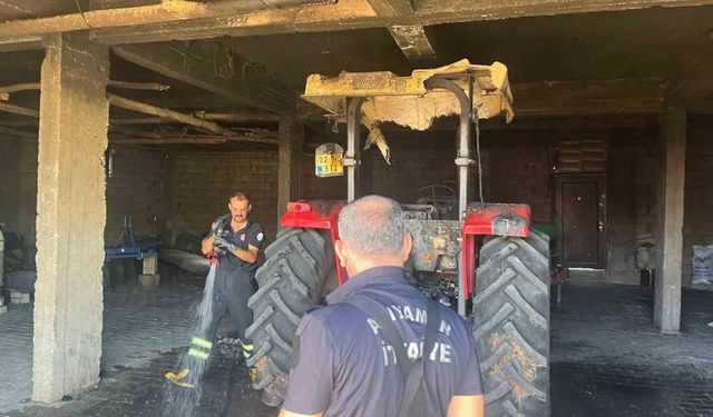 Depodaki traktör alev aldı