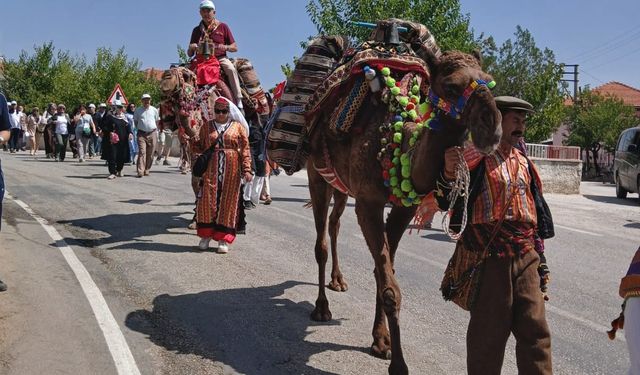Deve kervanı 105 yıl sonra tarihi Hançalar Köprüsünden geçti