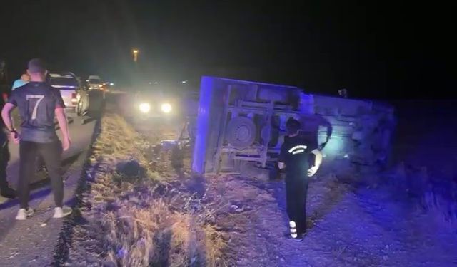 Diyarbakır’da lastiği patlayan kamyonet yoldan çıktı: 1 yaralı