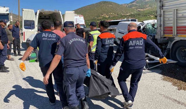 Elazığ’da hafif ticari araç tırın altına girdi: 1 ölü