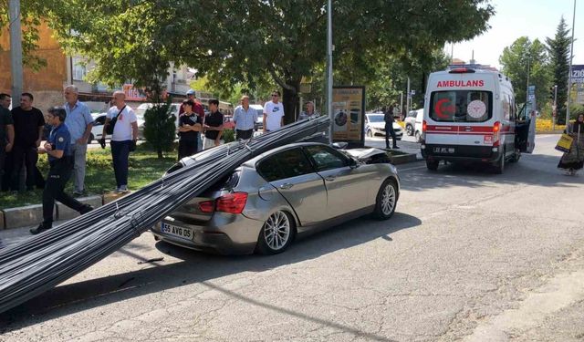 Elazığ’da lüks araç, tonlarca demirin altında kaldı: 2 yaralı