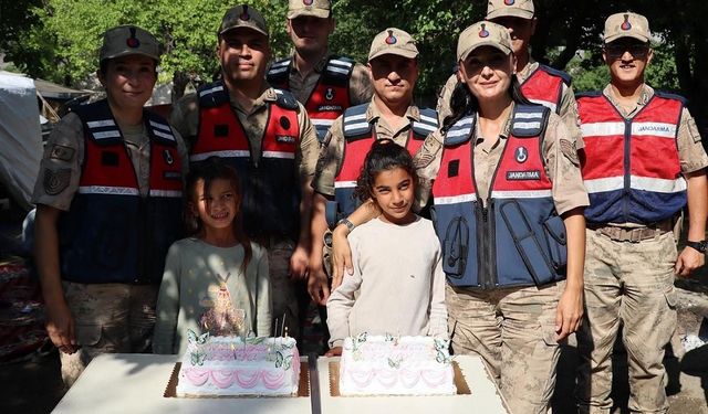 Erzincan’da jandarmadan minik kalplere doğum günü sürprizi
