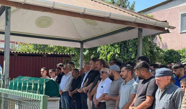 Fabrikada zehirlenerek hayatını kaybeden işçi toprağa verildi