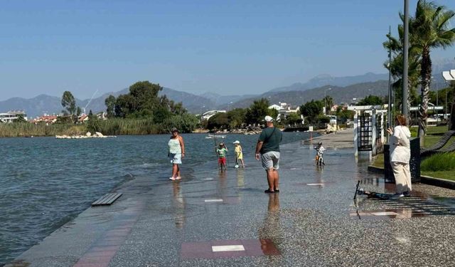 Fethiye’de gelgit nedeniyle deniz suyu yükseldi