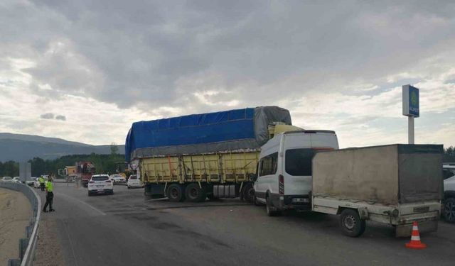 Fındık işçilerini taşıyan minibüs ile kamyon çarpıştı: 8 yaralı