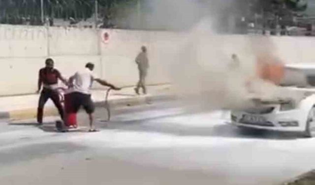 Hatay’da seyir halindeki araç alev aldı