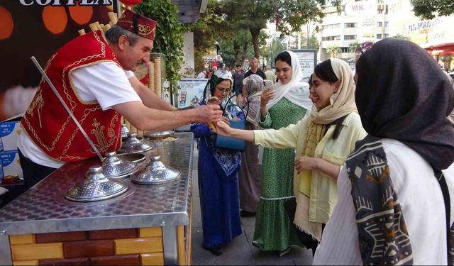 İranlı turistler Van esnafının yüzünü güldürdü