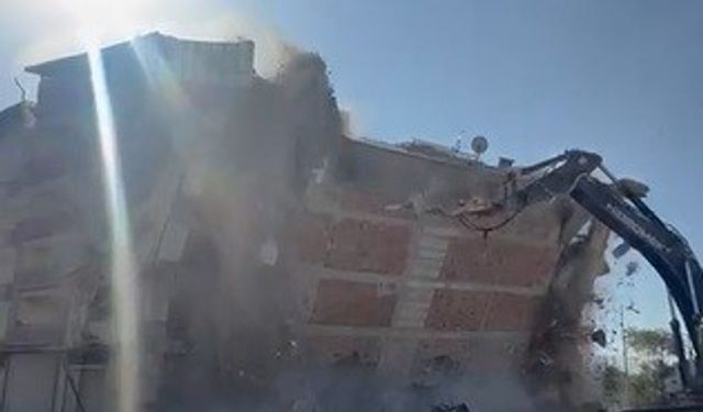 İş makinası, üzerine doğru yıkılan 6 katlı binanın altında kalmaktan saniyelerle kurtuldu